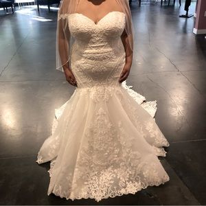 Martina Liana UNALTERED/NEW-never worn bridal dress, label size: US 20 (size 16)